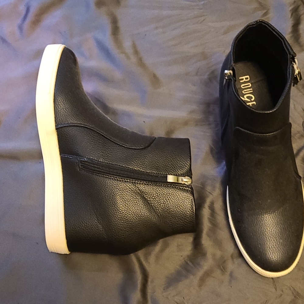 Wedge style zip up boots